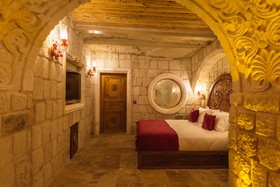 Solo Cave Suites