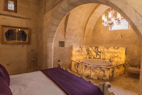 Solo Cave Suites