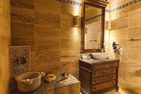 Solo Cave Suites
