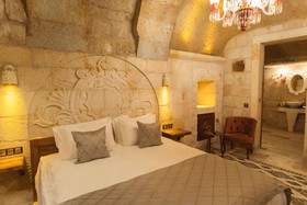 Solo Cave Suites