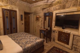 Solo Cave Suites