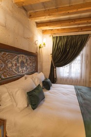 Solo Cave Suites