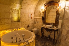Solo Cave Suites