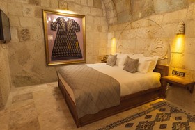 Solo Cave Suites
