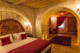 Solo Cave Suites