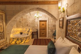 Solo Cave Suites