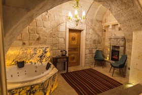 Solo Cave Suites