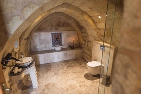 Solo Cave Suites