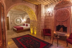 Solo Cave Suites
