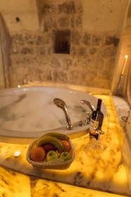 Solo Cave Suites