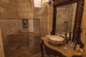 Solo Cave Suites