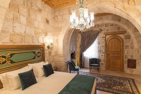 Solo Cave Suites