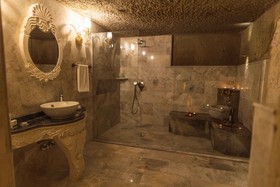 Solo Cave Suites