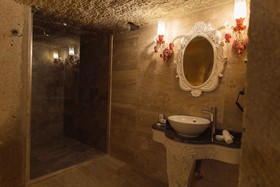 Solo Cave Suites