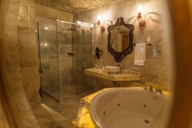 Solo Cave Suites