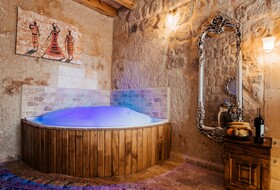 Bayar Cave Suites