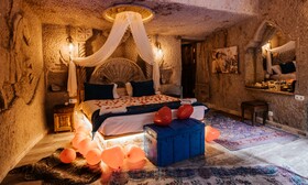 Bayar Cave Suites