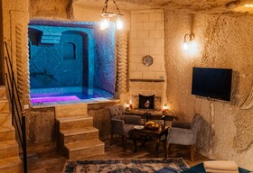 Bayar Cave Suites