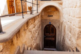Bayar Cave Suites