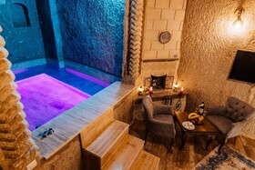 Bayar Cave Suites