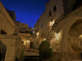 Canyon Cave Hotel