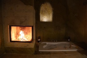 Evanthia Cave Suites
