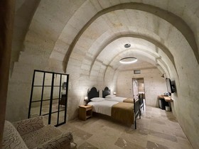 Evanthia Cave Suites