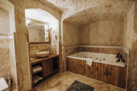 Lagania Cave Suites