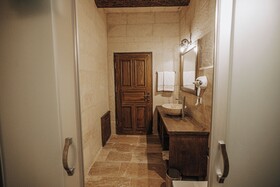 Lagania Cave Suites
