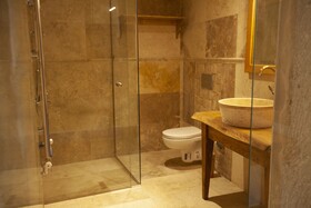 Narcissos Cave Hotel