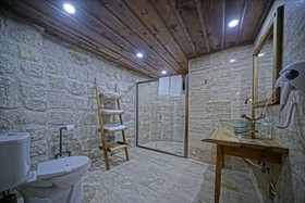 Vigneron Cave Hotel