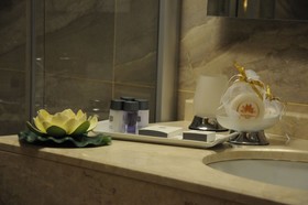 Golden Deluxe Hotel