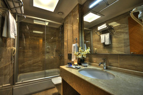 Golden Deluxe Hotel