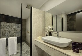 Lilium Hotel & Suites