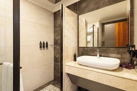 Lilium Hotel & Suites