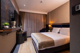 West Door Hotel
