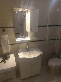 White Suite & Apartments