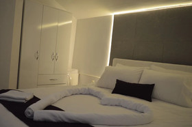 White Suite & Apartments