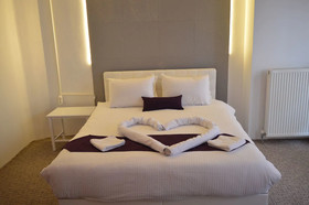 White Suite & Apartments