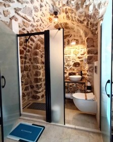 Tugmaner Small House Ajar