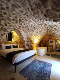 Tugmaner Small House Ajar