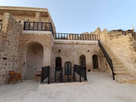 Tugmaner Small House Ajar