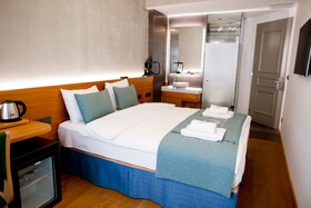 Aleksandr Pera Hotel
