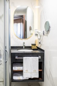 Aprilis Deluxe Hotel