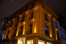 Deluxe Newport Hotel