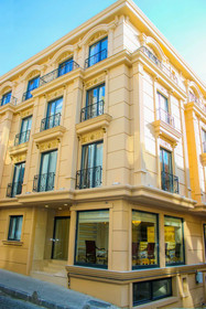 Deluxe Newport Hotel