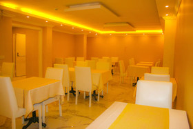 Deluxe Newport Hotel