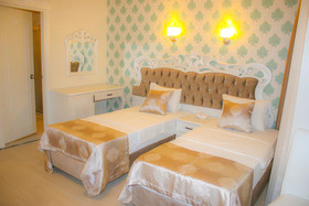 Deluxe Newport Hotel