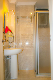 Deluxe Newport Hotel