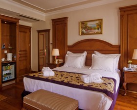 GLK PREMIER The Home Suites & Spa